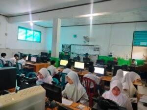 SERBA SERBI SISWA DI RUANG LABKOM